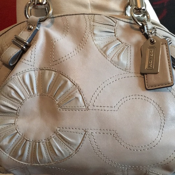 Gorgeous and real Coach light gray Satchel Bag. - Picture 4 of 8